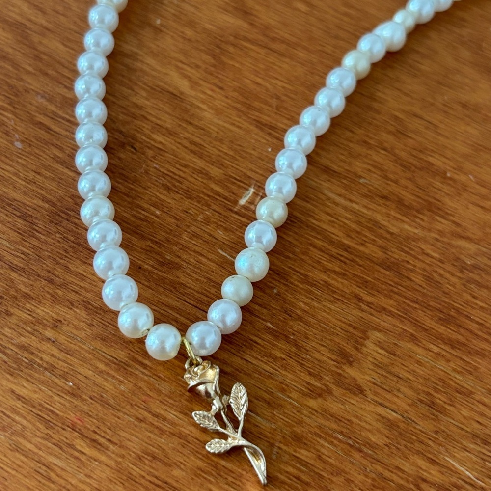 Coquette, Rose charm, Pearl Necklace